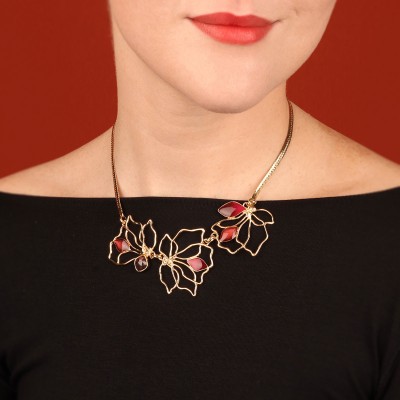 TARATATA bijoux Collier Plastron Hibiscus.