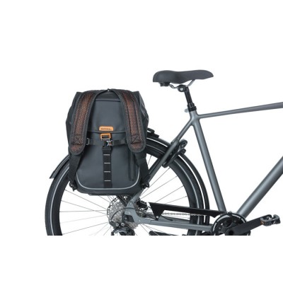 BASIL MILES TARPAULIN - 17 Litres Noir/Orange