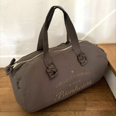 Marcel & Lily Sac polochon Collectionneuse de Petits Bonheurs. Marcel & Lily Sac polochon Collectionneuse de Petits Bonheurs.