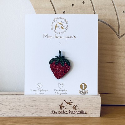 LES PETITES HIRONDELLES - Pin's Fraise LES PETITES HIRONDELLES - Pin's Fraise