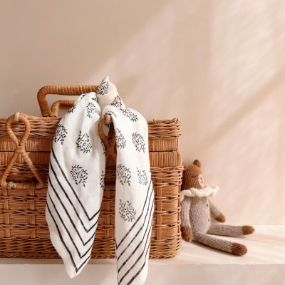 SO FAMILY Foulard Delhi Latte. SO FAMILY Foulard Delhi Latte.