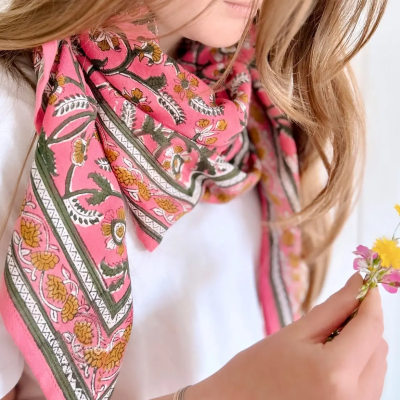 SO FAMILY Foulard Dheli Cerise. SO FAMILY Foulard Dheli Cerise.