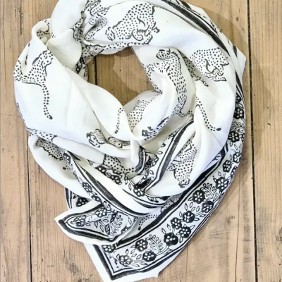 SO FAMILY Foulard Tigre Blanc. SO FAMILY Foulard Tigre Blanc.