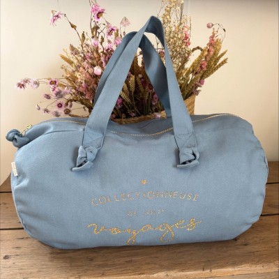 Marcel & Lily Sac polochon Collectionneuse de Jolis Voyages Bleu Nuage. Marcel & Lily Sac polochon Collectionneuse de Jolis Voyages Bleu Nuage.