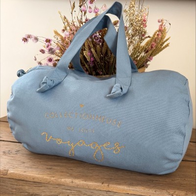 Marcel & Lily Sac polochon Collectionneuse de Jolis Voyages Bleu Nuage. Marcel & Lily Sac polochon Collectionneuse de Jolis Voyages Bleu Nuage.