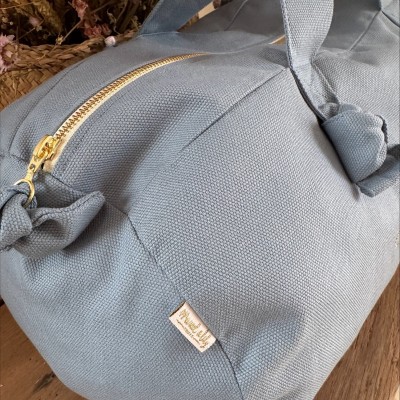 Marcel & Lily Sac polochon Collectionneuse de Jolis Voyages Bleu Nuage. Marcel & Lily Sac polochon Collectionneuse de Jolis Voyages Bleu Nuage.