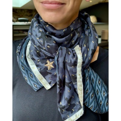 Shanna Foulard Minisha Menton. Shanna Foulard Minisha Menton.