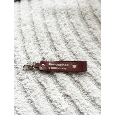 LA CARTABLIERE Porte-Clés Message Les Copines c’est la vie en Cuir Pailleté Grenat doré.