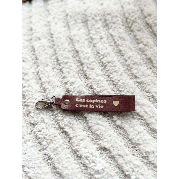 LA CARTABLIERE Porte-Clés Message Les Copines c’est la vie en Cuir Pailleté Grenat doré.