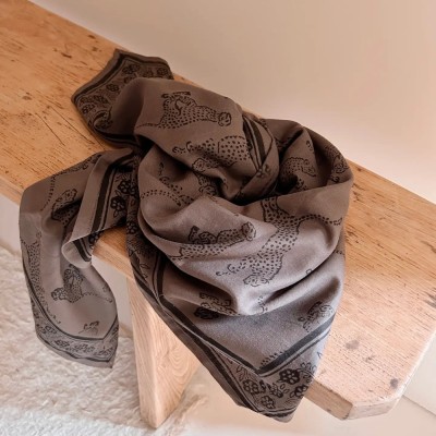 SO FAMILY Foulard Leo Charbon.