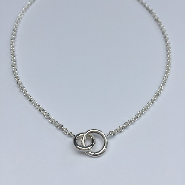 Collier 2 anneaux entrelacés en argent massif 925/1000.