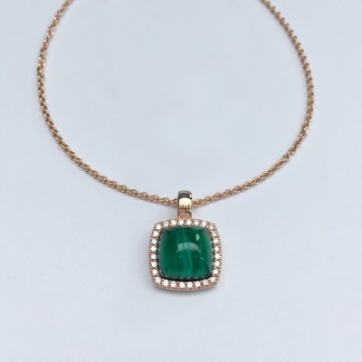 Pendentif or rose avec malachite et brillants. Pendentif or rose avec malachite et brillants.