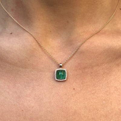 Pendentif or rose avec malachite et brillants. Pendentif or rose avec malachite et brillants.