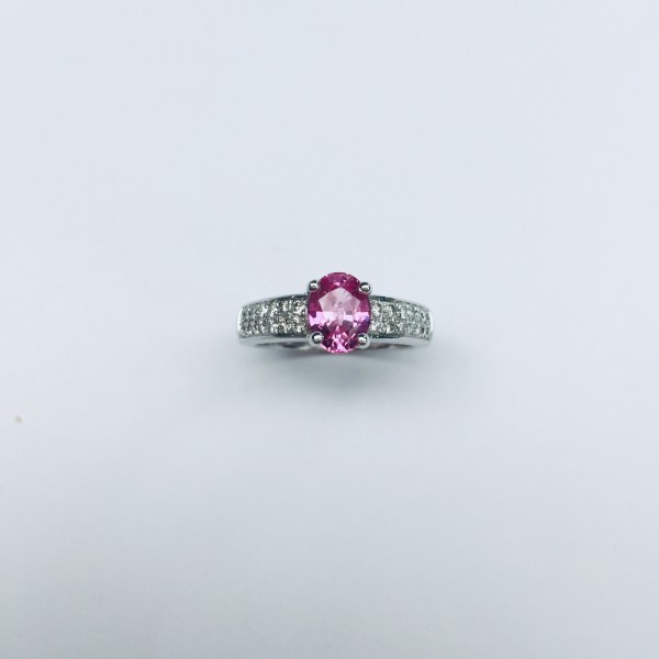 Bague saphir ovale de couleur rose , corps serti de brillants.