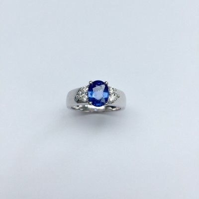 Bague saphir ovale de couleur bleue,corps serti de  6 brillants.