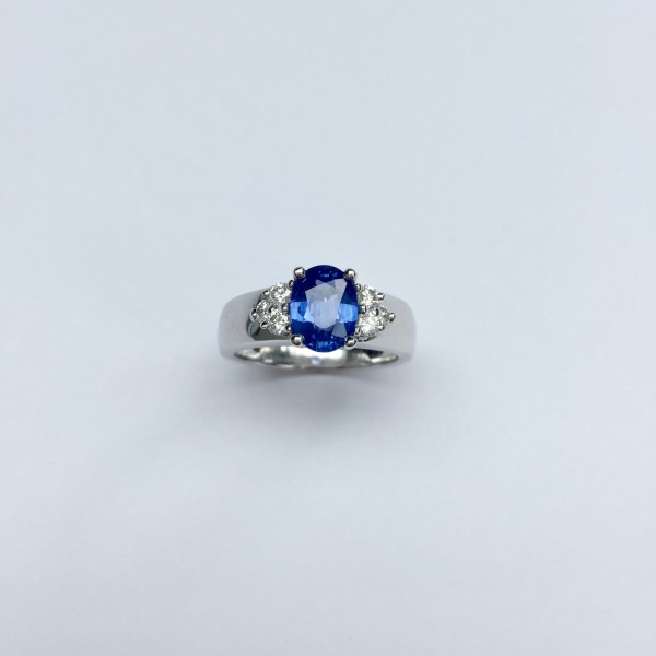 Bague saphir ovale de couleur bleue,corps serti de 6 brillants.