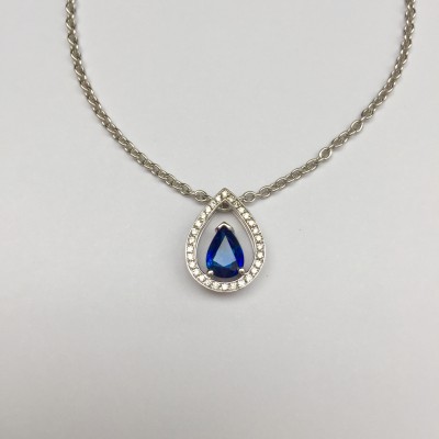 Pendentif poire serti de brillants et d un saphir bleu. Pendentif poire serti de brillants et d un saphir bleu.