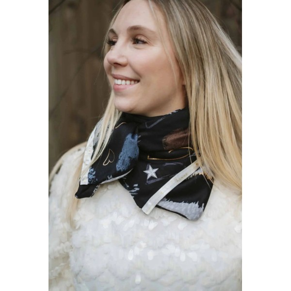 Shanna Foulard Minisha Delhi.