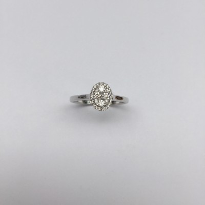 Solitaire ovale or gris serti de brillants.