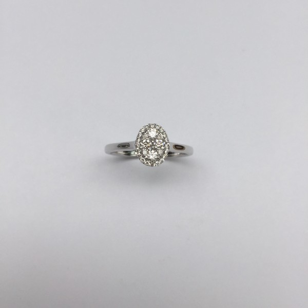 Solitaire ovale or gris serti de brillants.