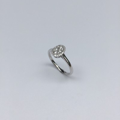 Solitaire ovale or gris serti de brillants.