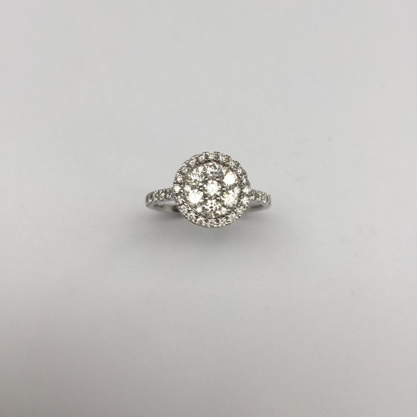 Bague or gris ronde pavee de diamants .