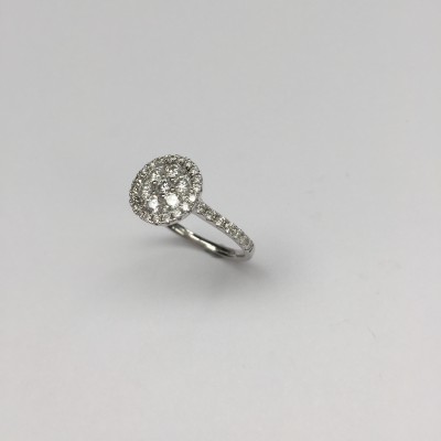 Bague or gris ronde pavee de diamants . Bague or gris ronde pavee de diamants .