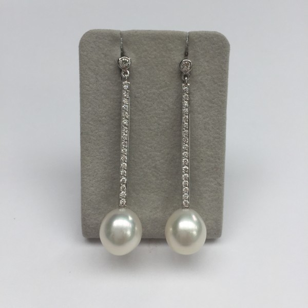 Boucles d oreilles perles et diamants .