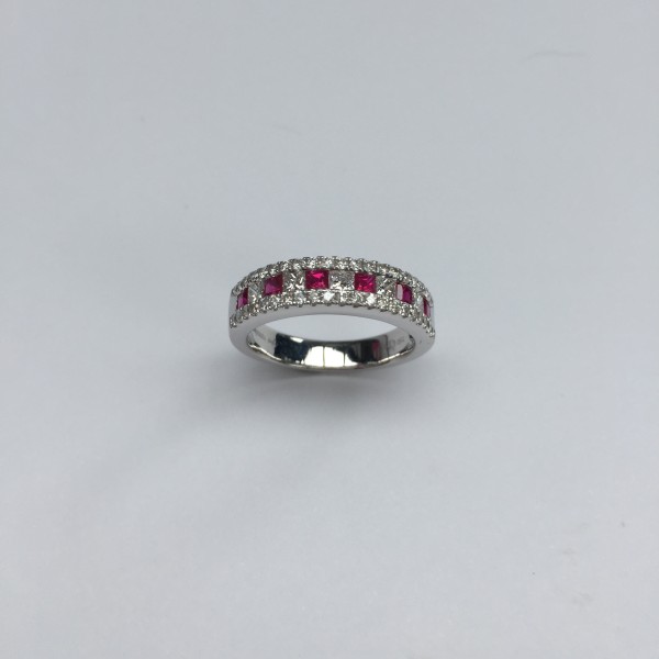 Bague , alliance sertie de rubis et diamants .