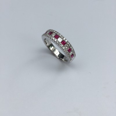 Bague , alliance sertie de rubis et diamants . Bague , alliance sertie de rubis et diamants .