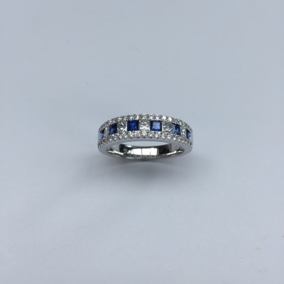 Bague , alliance sertie de saphirs et diamants . Bague , alliance sertie de saphirs et diamants .
