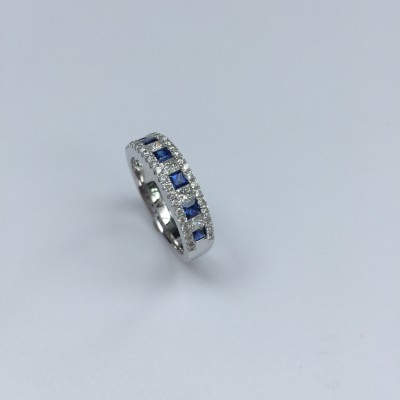Bague , alliance sertie de saphirs et diamants . Bague , alliance sertie de saphirs et diamants .