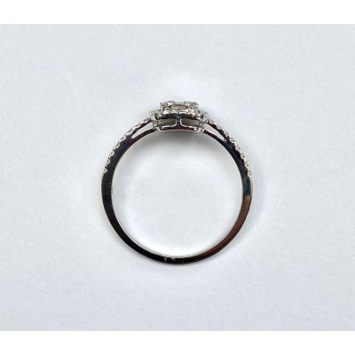 BAGUE EN OR GRIS TAILLE EMERAUDE SERTIE DE DIAMANTS BAGUE EN OR GRIS TAILLE EMERAUDE SERTIE DE DIAMANTS